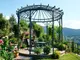 gartenzauber-mit-einer-runden-metall-pergola-erwecke-deine-terrasse-zum-leben